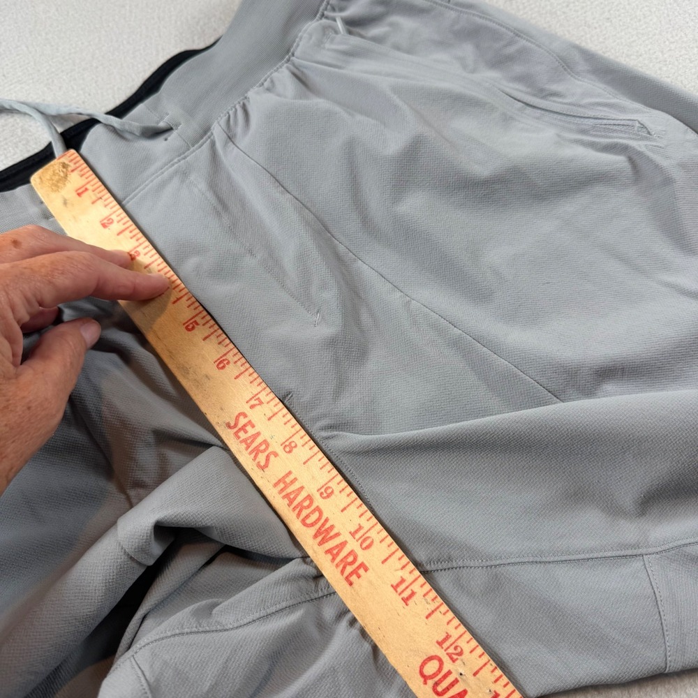 Lululemon License to Train Shorts Mens Medium Grey 7 Inch Inseam LM7APYS - Picture 6 of 8